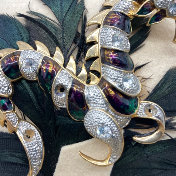 Vintage Sonni Wool Hat with Lace, Adorned with a Dragon brooch and feathers - Picture 7 of 12